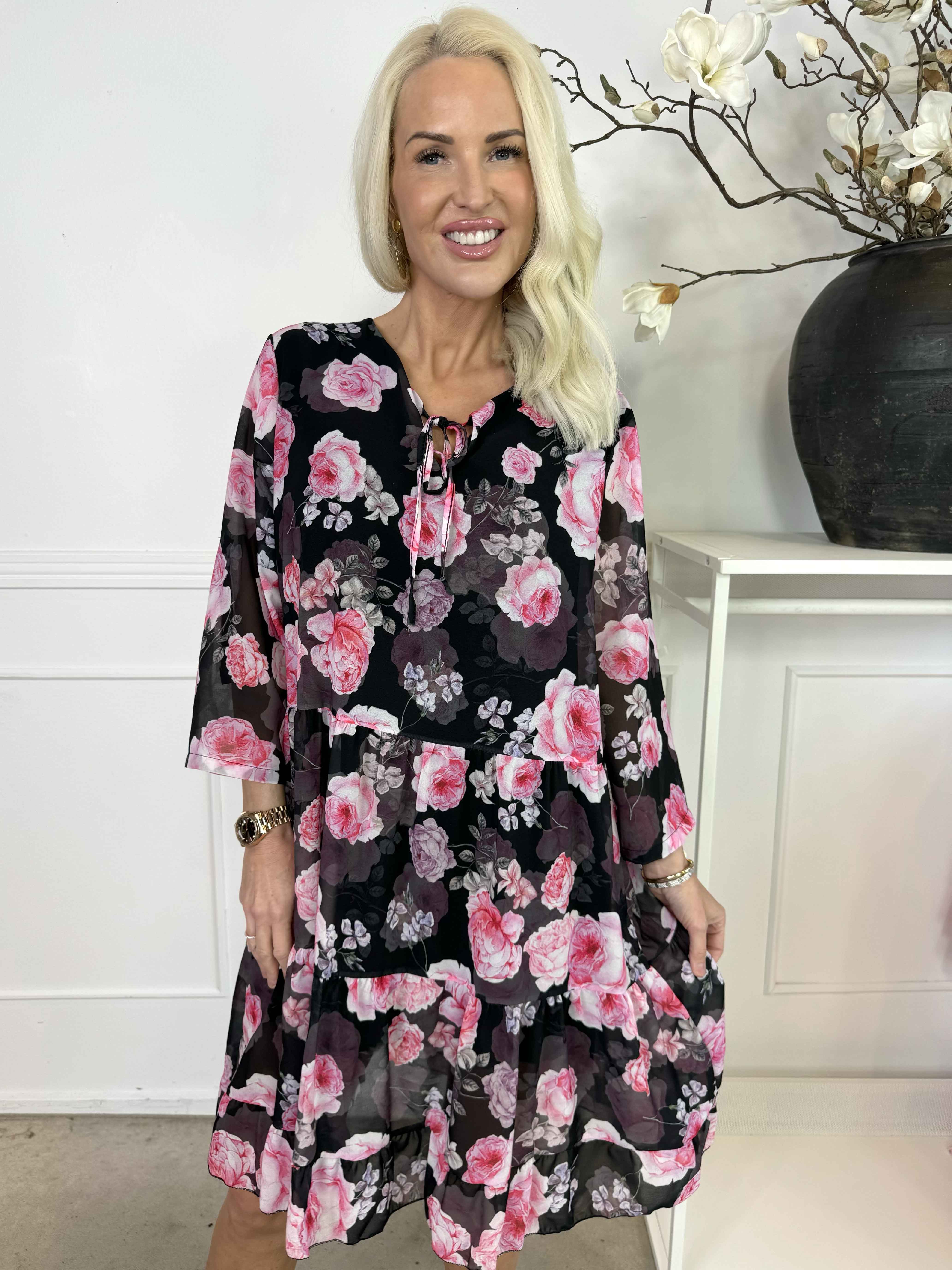 Stella - Blommig chiffongklänning med underkjol i viskos